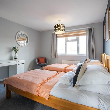 Gatwick Place - 4 Bed 2 Bath Self Contained House With Private Garden هورلي المظهر الخارجي الصورة