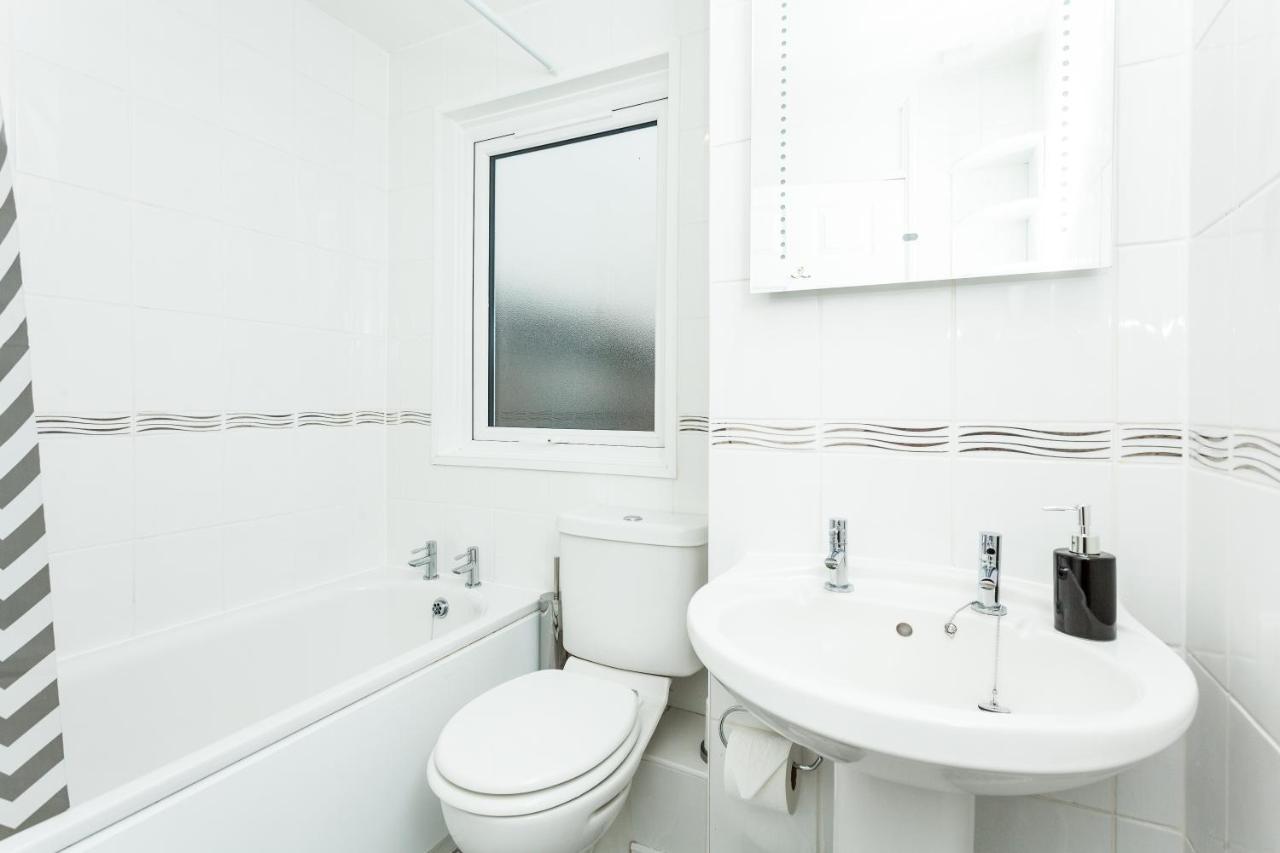 Gatwick Place - 4 Bed 2 Bath Self Contained House With Private Garden هورلي المظهر الخارجي الصورة