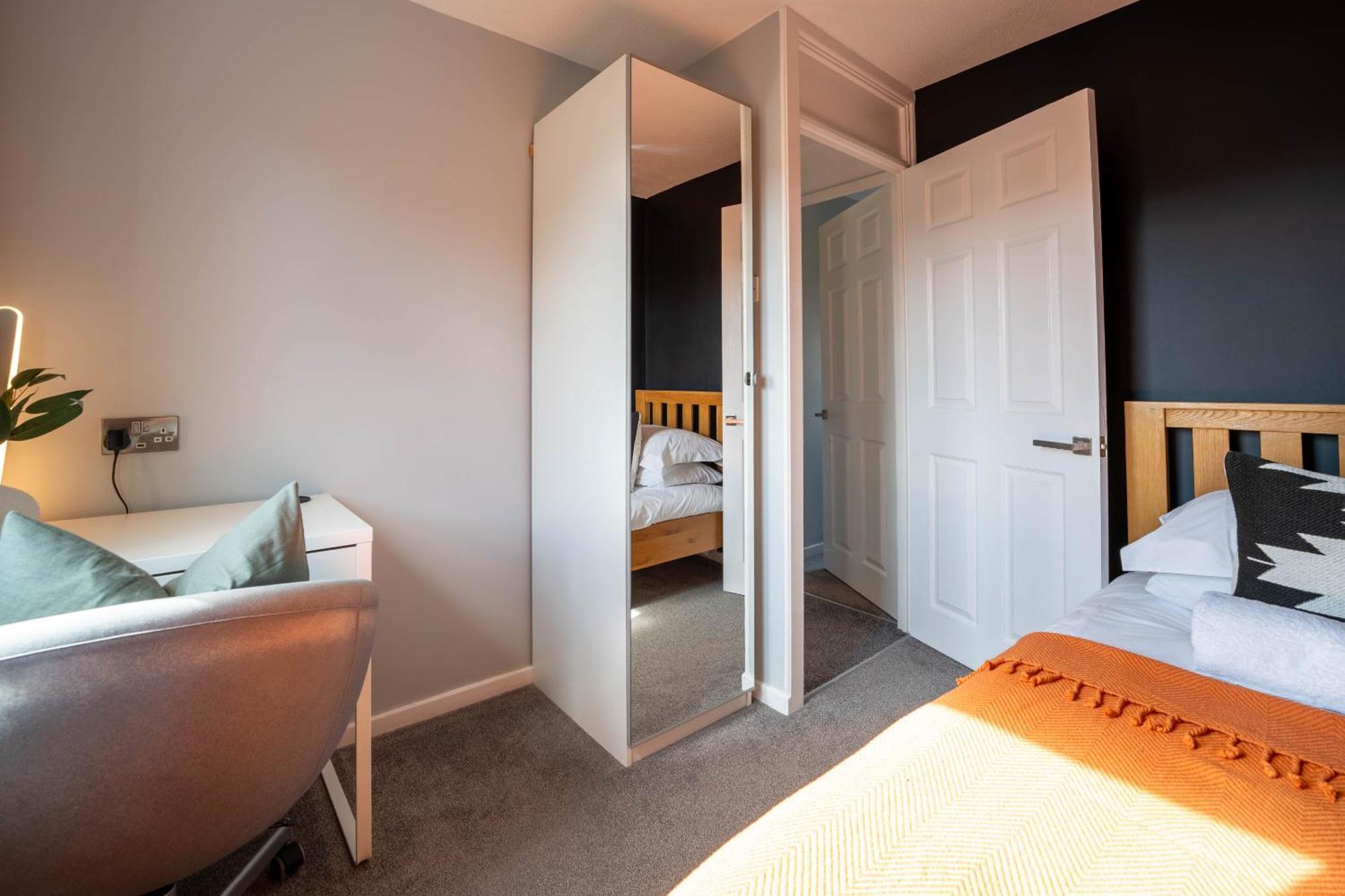 Gatwick Place - 4 Bed 2 Bath Self Contained House With Private Garden هورلي المظهر الخارجي الصورة