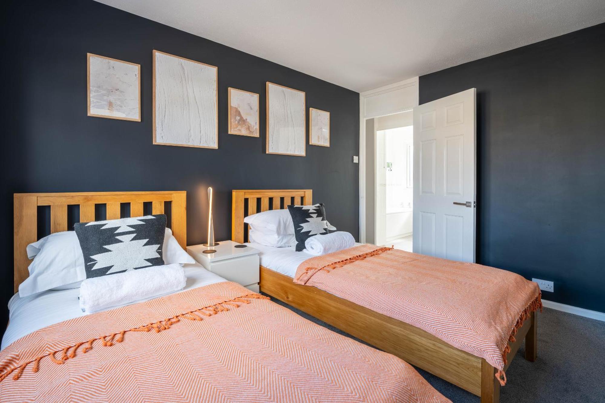 Gatwick Place - 4 Bed 2 Bath Self Contained House With Private Garden هورلي المظهر الخارجي الصورة