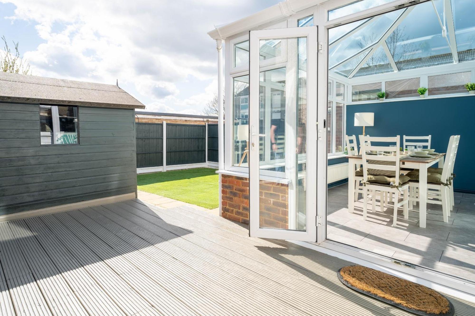 Gatwick Place - 4 Bed 2 Bath Self Contained House With Private Garden هورلي المظهر الخارجي الصورة