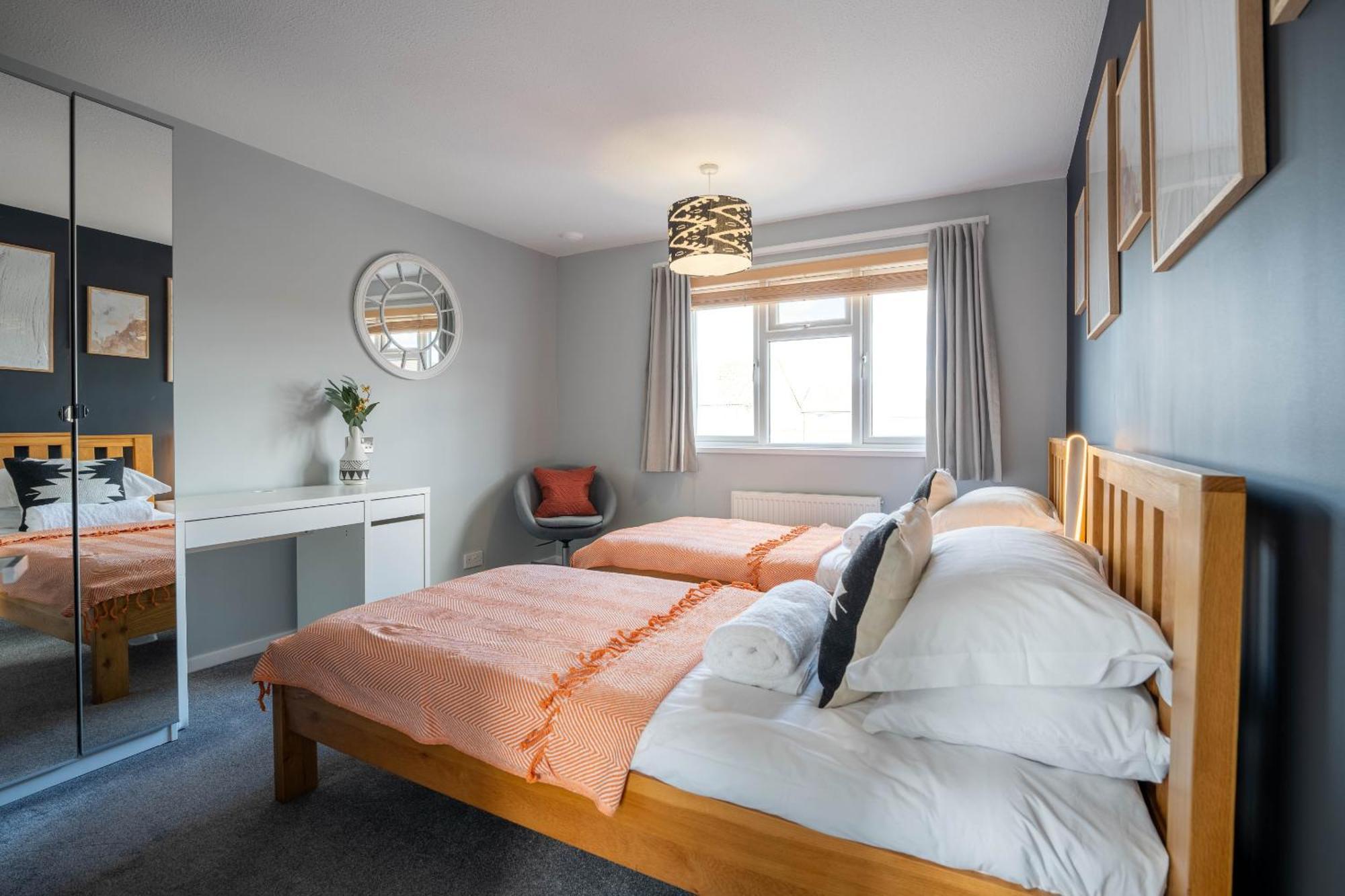 Gatwick Place - 4 Bed 2 Bath Self Contained House With Private Garden هورلي المظهر الخارجي الصورة